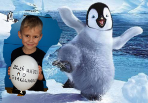 Chłopiec trzyma balon z napisem Dzień Wiedzy o Pingwinach.
